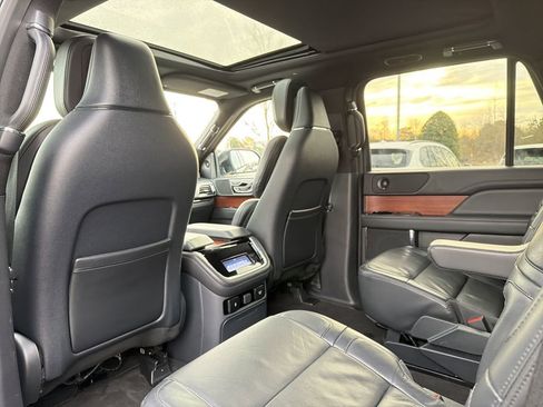 Used 2024 Lincoln Navigator Reserve image 13