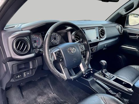Used 2019 Toyota Tacoma TRD Sport w/ Technology Package AWD/4WD image 17