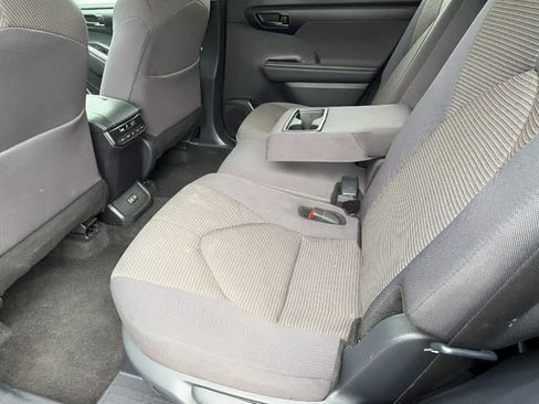Used 2025 Toyota Highlander LE FWD image 24