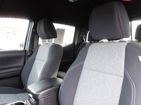 Certified 2023 Toyota Tacoma TRD Off-Road image 33