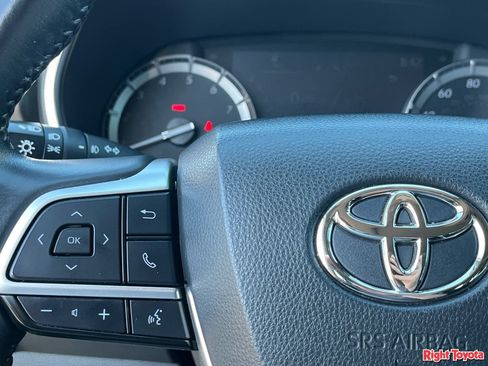 Used 2022 Toyota Highlander XLE FWD image 22