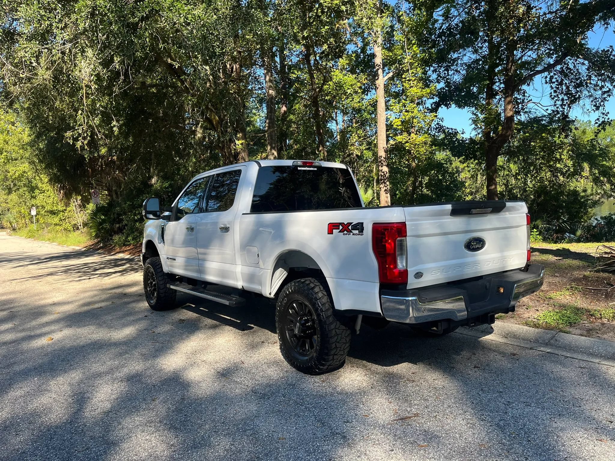 Used 2017 Ford F350 XLT w/ XLT Premium Package AWD/4WD image 9