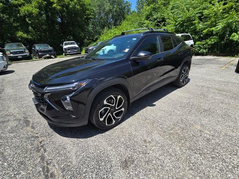 Used 2025 Chevrolet Trax RS w/ Sunroof Package FWD image 2