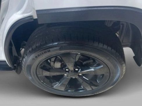 Used 2018 Jeep Cherokee Latitude w/ Altitude Package FWD image 4