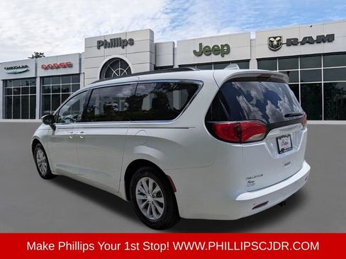 Used 2017 Chrysler Pacifica Touring w/ Tire & Wheel Group FWD image 5