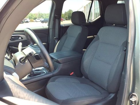 Used 2023 Chevrolet Traverse LT FWD image 2