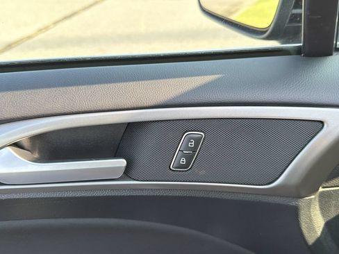 Used 2018 Ford Fusion SE w/ Fusion SE Technology Package FWD image 22