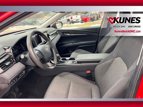 Used 2025 Toyota Camry SE image 12