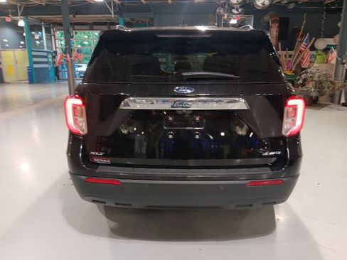 Used 2024 Ford Explorer XLT AWD/4WD image 10