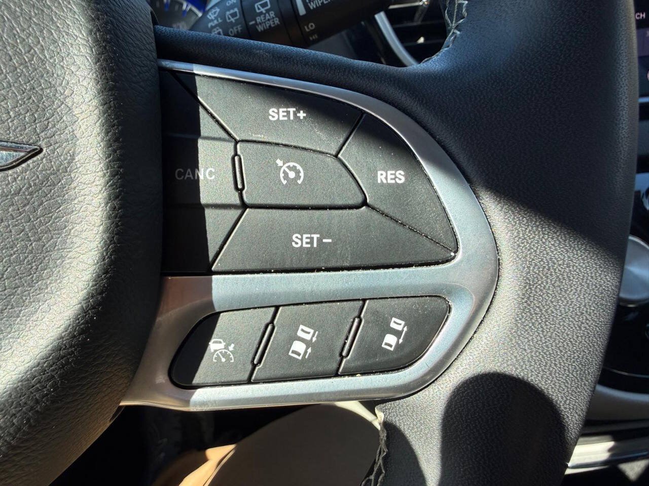 Used 2024 Chrysler Pacifica Touring-L FWD image 17