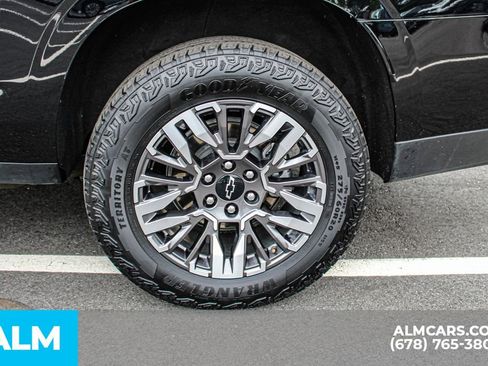 Used 2025 Chevrolet Suburban Z71 AWD/4WD image 15