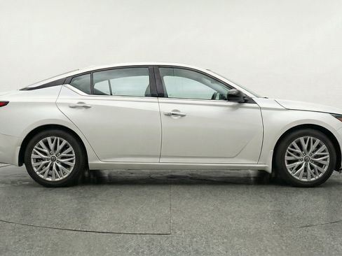 Used 2025 Nissan Altima 2.5 SV FWD image 11