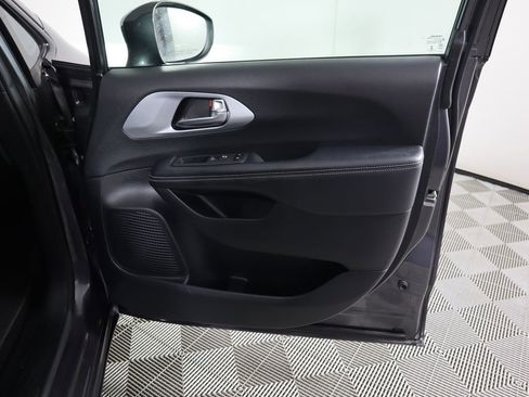 Used 2022 Chrysler Pacifica Touring-L w/ S Appearance Package image 24