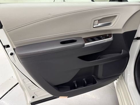 Used 2021 Toyota Sienna XLE w/ XLE Plus Package FWD image 11