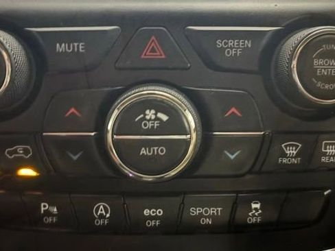 Used 2018 Jeep Grand Cherokee Limited image 27