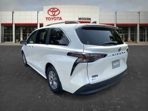 Certified 2026 Toyota Sienna XLE FWD image 7
