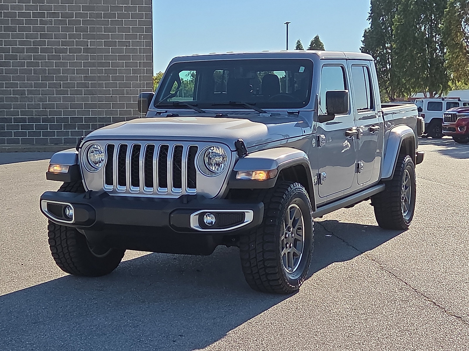 Used 2020 Jeep Gladiator Overland AWD/4WD image 2