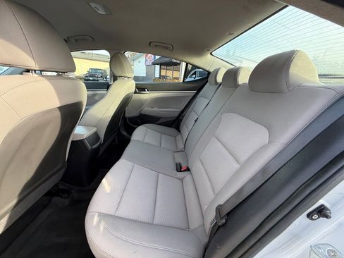Used 2019 Hyundai Elantra SE image 14