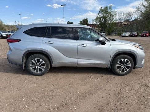 Used 2020 Toyota Highlander XLE image 6