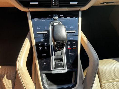 Used 2022 Porsche Cayenne Platinum Edition image 37