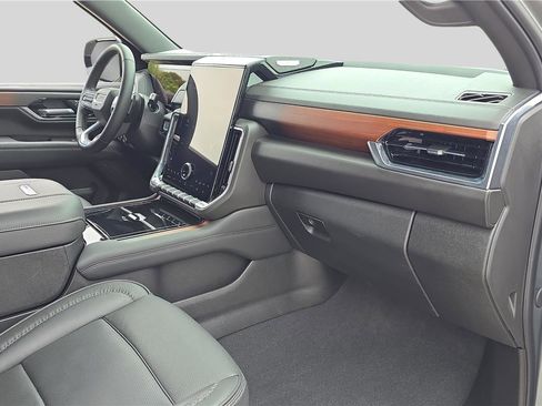 Used 2025 GMC Yukon XL Denali AWD/4WD image 16