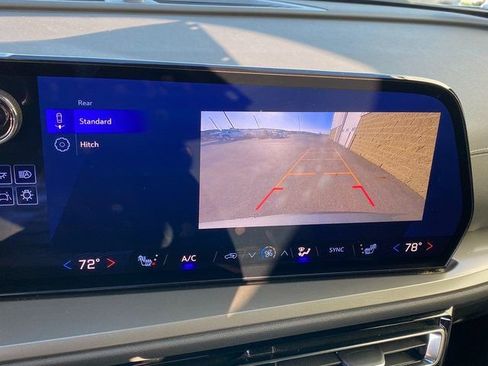 Used 2025 Chevrolet Traverse LT image 23