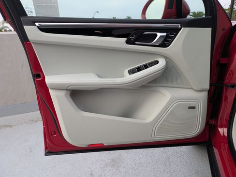 New 2026 Porsche Macan image 13