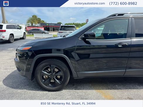 Used 2018 Jeep Cherokee Latitude w/ Altitude Package AWD/4WD image 4