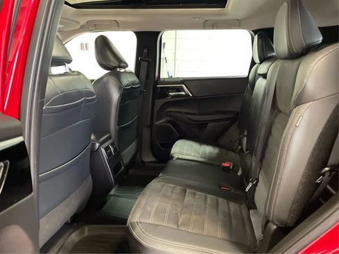 Used 2023 Mitsubishi Outlander SE image 10