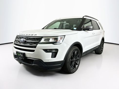 Used 2018 Ford Explorer XLT w/ Equipment Group 202A FWD image 3