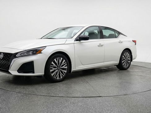 Used 2025 Nissan Altima 2.5 SV FWD image 3