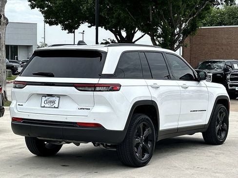 Used 2025 Jeep Grand Cherokee Limited w/ Black Appearance Package AWD/4WD image 4