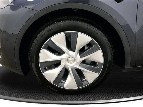 Used 2024 Tesla Model Y Long Range AWD/4WD image 32