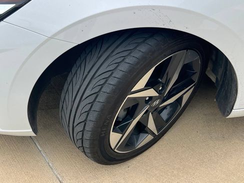 Certified 2021 Hyundai Elantra Limited FWD image 9
