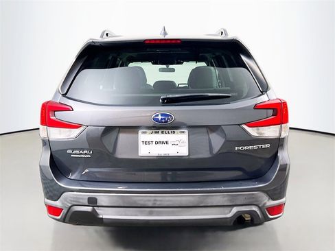 Used 2022 Subaru Forester Premium image 6