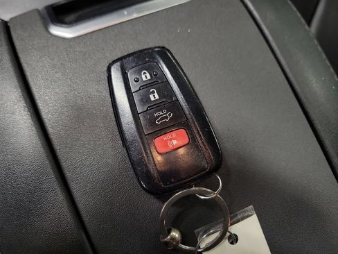 Used 2023 Toyota Highlander XLE FWD image 16