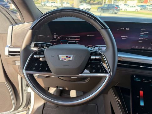 Used 2025 Cadillac Escalade ESV Premium Luxury AWD/4WD image 17