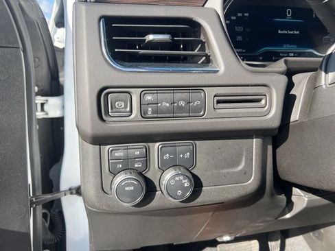 Used 2022 Chevrolet Suburban LT image 11