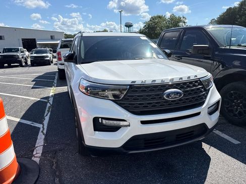 Used 2023 Ford Explorer XLT w/ Equipment Group 202A AWD/4WD image 3
