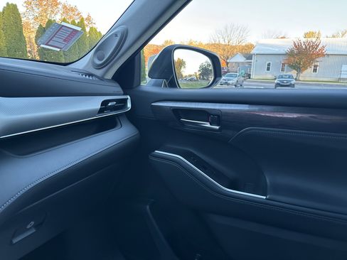 Used 2024 Toyota Highlander XLE image 24