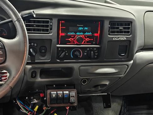 Used 2004 Ford Excursion XLT AWD/4WD image 6