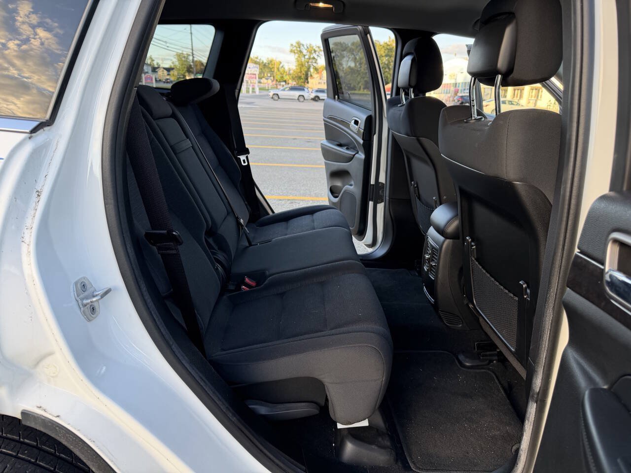 Used 2012 Jeep Grand Cherokee Laredo w/ Laredo E Group AWD/4WD image 12