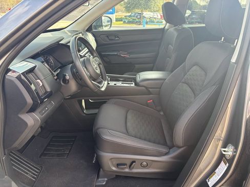 Used 2024 Nissan Pathfinder SV image 10