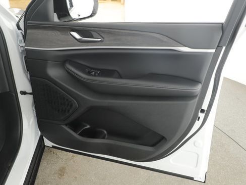 New 2026 Jeep Grand Cherokee Altitude image 12