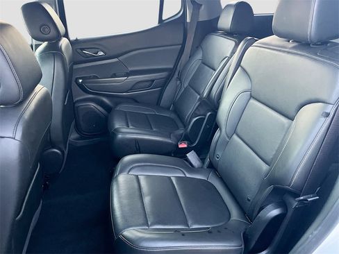 Used 2023 GMC Acadia SLT image 26