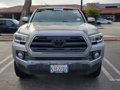 Used 2017 Toyota Tacoma TRD Sport image 9