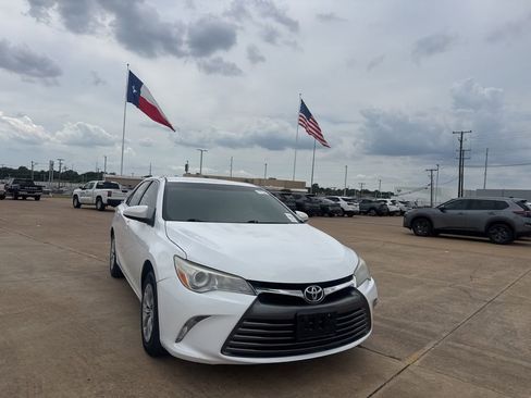 Used 2017 Toyota Camry SE FWD image 3