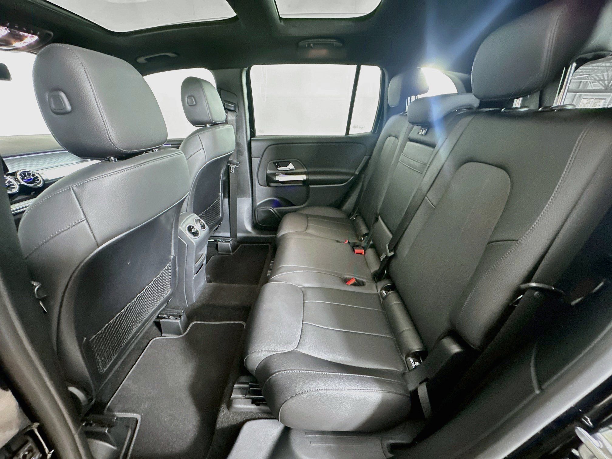 Used 2023 Mercedes-Benz GLB 250 w/ Premium Package image 27