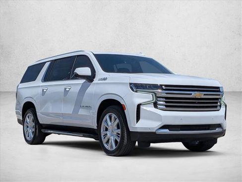 Used 2022 Chevrolet Suburban High Country RWD image 3