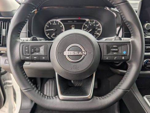 Used 2025 Nissan Pathfinder SV FWD image 12